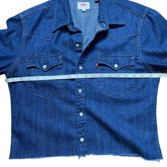 Levi's Cropped Trucker Long Sleeve Denim Shirt Pearl Snap Buttons Size Small - Picture 3 of 6